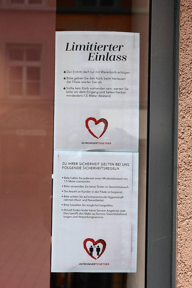 In diesem Geschäft wird die Anzahl der Kunden mit der Ausgabe von Einkaufskörben erfasst.