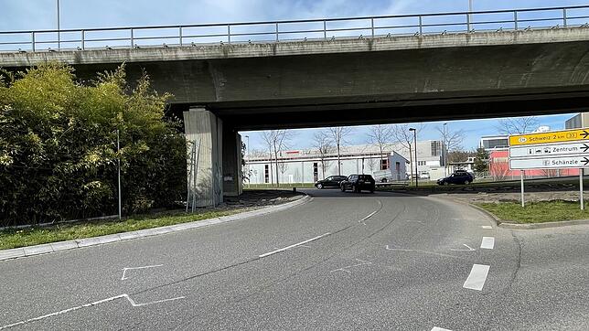 (Archivbild) Im Kreisel Oberlohnstraße/Reichenaustraße hat laut Polizei am 28. Mai ein Cabrio-Fahrer einen Bus geschnitten. Dabei ist ...