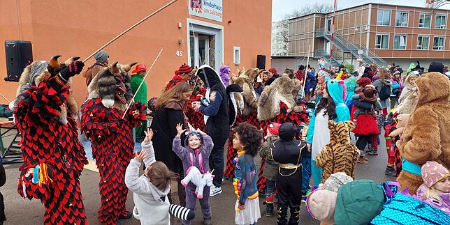 Auch an den Konstanzer Kitas sind die Narren los! Am Kinderhaus am Salzberg lassen die Konstanzer Teufel Süßigkeiten für die Kinder an ...