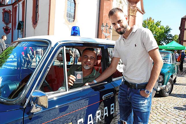 Salvatore und Ciro Bellini (von Links) kümmern sich seit drei Jahren um einen Originalwagen der italienischen Streitkräfte aus 1979.