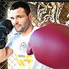 Kickboxer Dimitrios Sapanazidis mit unterschiedlich schweren Handschuhen. Die Schweren (rot) sind fürs Training, die Leichten für den Kampf.