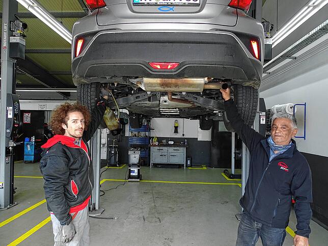 Domenico Heitzmann und Meister Yavuz Kalkinc (von links) vom Autohaus Brucker präsentieren das Handwerk, das sich um die Autos kümmert. ...