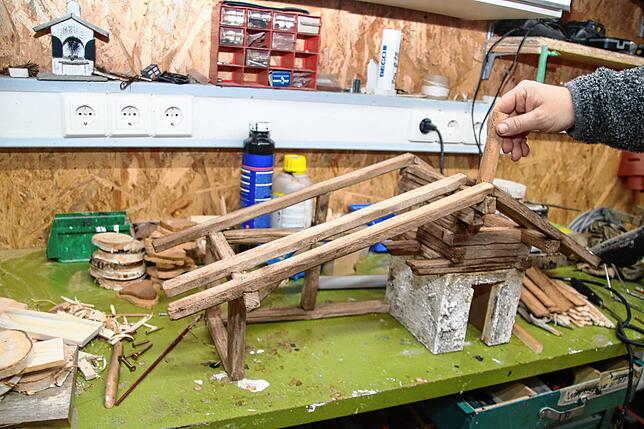 Bild 5: Von der uralten Schindel zur schmucken Weihnachtskunst: So entsteht eine handgebaute Krippe