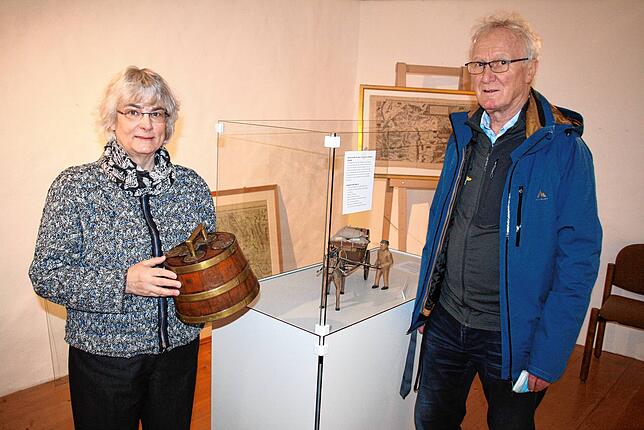 Ariane Dannacher mit einem Salzgefäss, neben ihr Hannes Burger, Präsident des Museumsvereins Schiff.
