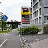 (Archivbild) Ebenfalls Tatort: der Bereich Eni-Tankstelle an der Reichenaustraße. Am 31. Juli war hier schon mal ein 18-Jähriger von ...
