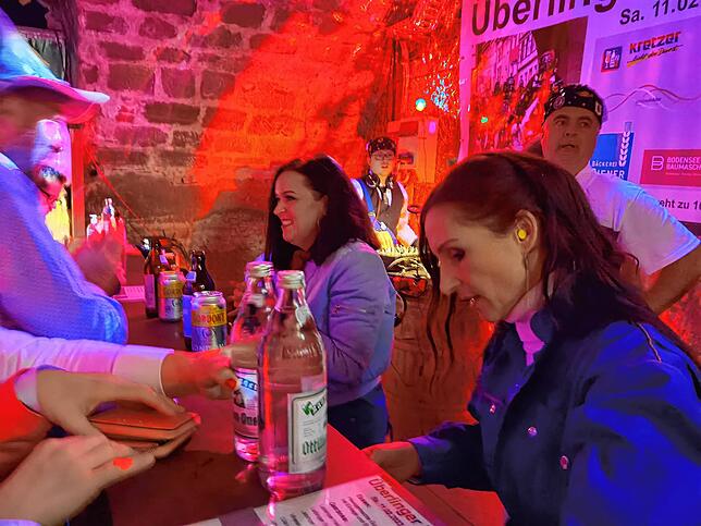 Die beiden Schlagersängerinnen sind sich nicht zu schade, an der Bar auszuhelfen.