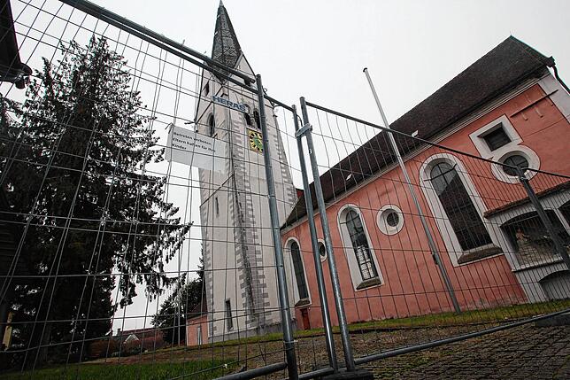 Eine Absperrung zum Pfarrhaus musste aus Sicherheitsgründen lange Zeit aufrechterhalten werden.