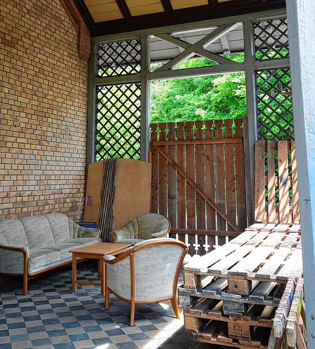 Die Veranda neben dem ehemaligen Bahnhofsgebäude könnte zu einer ansprechenden Jugend-Lounge werden.