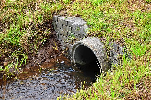 Der verdohlte Bach im Sägeweiher konnte die Wassermassen aufgrund des Starkregens nicht ableiten und staute sich bis zum Überlaufen.