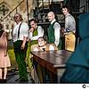Unter den Tisch gegruselt: Bert Hutter (Julian Mantaj) beim Abendessen mit Graf Orlok (Luisa Harder). Die Konstanzer Nachbarn schauen ...