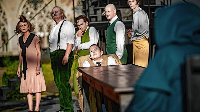 Unter den Tisch gegruselt: Bert Hutter (Julian Mantaj) beim Abendessen mit Graf Orlok (Luisa Harder). Die Konstanzer Nachbarn schauen ...