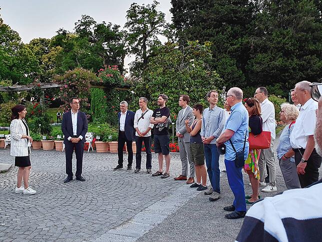 Beim abendlichen Rundgang auf der Mainau stellt sich Özdemir Fragen von Bürgerinnen und Bürgern und Verbandsvertretern.