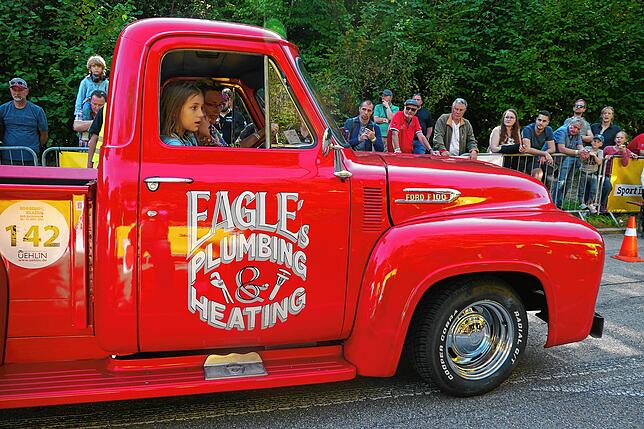 Lisa Adler ihre drei Enkelkinder mit dabei. Im 1953er Ford F 100 Pickup finden auf der durchgehenden Bank alle gemütlich Platz.