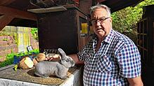 Bernhard Fuchs mit einem seiner Marderkaninchen. Er hat mit seinen Tieren schon viele Pokale auf Bundes-, Landes- und Kreisebene ...