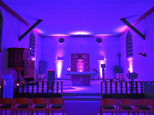 Die LED-Strahler tauchen die Heilig-Kreuz-Kapelle in Lottstetten an Aschermittwoch in violettes Licht, die Farbe der Fastenzeit.