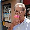 Herbert Schuhmacher, der am 13. August seinen 80. Geburtstag feiert, vor seinem Eiscafé. Eis hält offensichtlich jung!