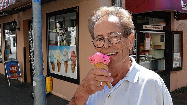 Herbert Schuhmacher, der am 13. August seinen 80. Geburtstag feiert, vor seinem Eiscafé. Eis hält offensichtlich jung!