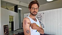 Simon Conrads hat ein neues Tattoo auf dem Oberarm. Das soll Diskussionen anstoßen &ndash; und Menschen zu mehr Organspenden motivieren.