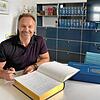 Matthias Weckbach trägt sich als erster in das neue Goldene Buch der Gemeinde Bodman-Ludwigshafen ein. Er sitzt dabei am ...