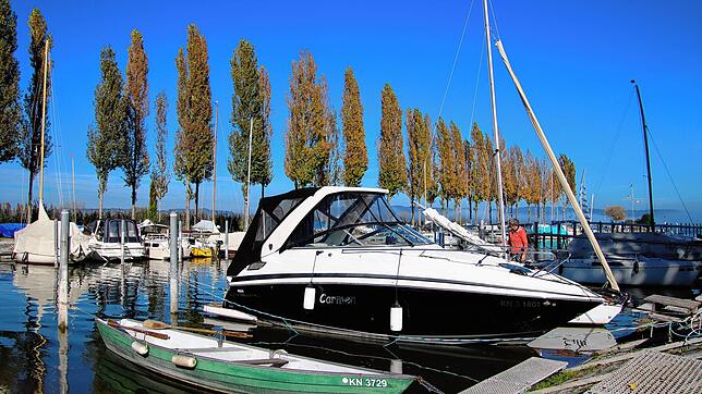 Im Hafen von Moos liegen Segel- und Motorboote vor Anker. Das Verhältnis der unterschiedlichen Bootstypen regelt seit 2020 eine Quote.