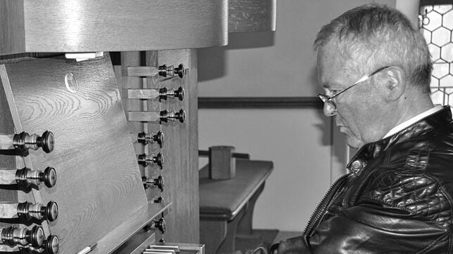 In Aktion: Der Ehrendirigent des Männerchores Gurtweil, Günther Agricola, an seinem Lieblingsinstrument, hier an der Orgel in der ...