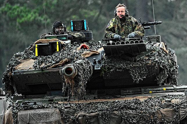 Boris Pistorius (r, SPD), Verteidigungsminister, fährt im Turm eines Leopard 2A6 mit einem Soldaten des Panzerbataillon 203 der Bundeswehr.