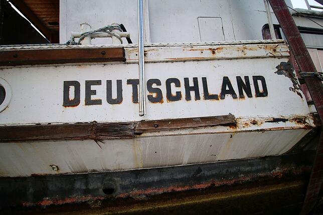 Der 15-Tonnen-Koloss der MS Deutschland beim Auskranen im Hafen Unteruhldingen mit einem Spezialkran. Der Schriftzug ist auch in die ...