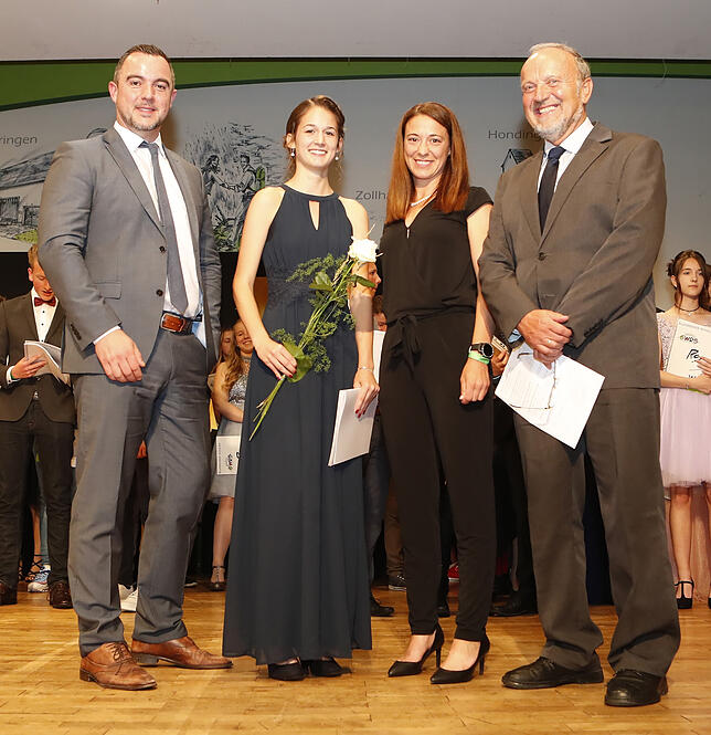 Strahlende Gesichter beim Realschulabschlussball, von links Bürgermeister Markus Keller, die Jahrgangsbeste Mona Mutzel, Klassenlehrerin ...