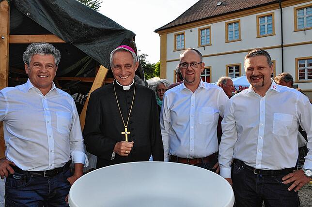 Die &bdquo;Schiffsbauer&ldquo; Geschäftsführer von Holzbau Bruno Kaiser vor Beginn der Aufführung im Klostergarten. Von links: Stefan ...