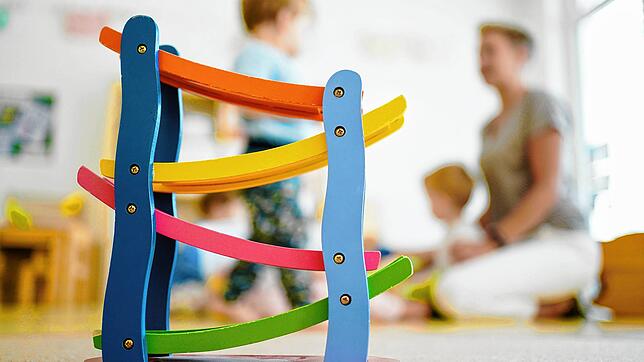 Eine Erzieherin spielt in einer Kindertagesstätte in Schriesheim am 29.06.2020 hinter einer Rollbahn mit Kindern.