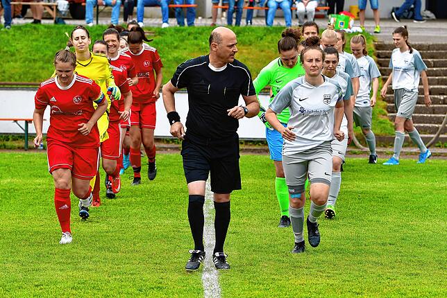 Bild 4: SV Niederhof besiegt SG Ebnet mit 4:1 im Hinspiel der Verbandsliga-Relegation &ndash; wir haben Bilder!