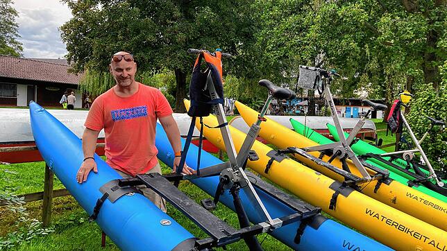 Magnus Mosler, Pächter des Stranbads in Bodman, zeigt die neuen Waterbikes, die gut angekommen seien.