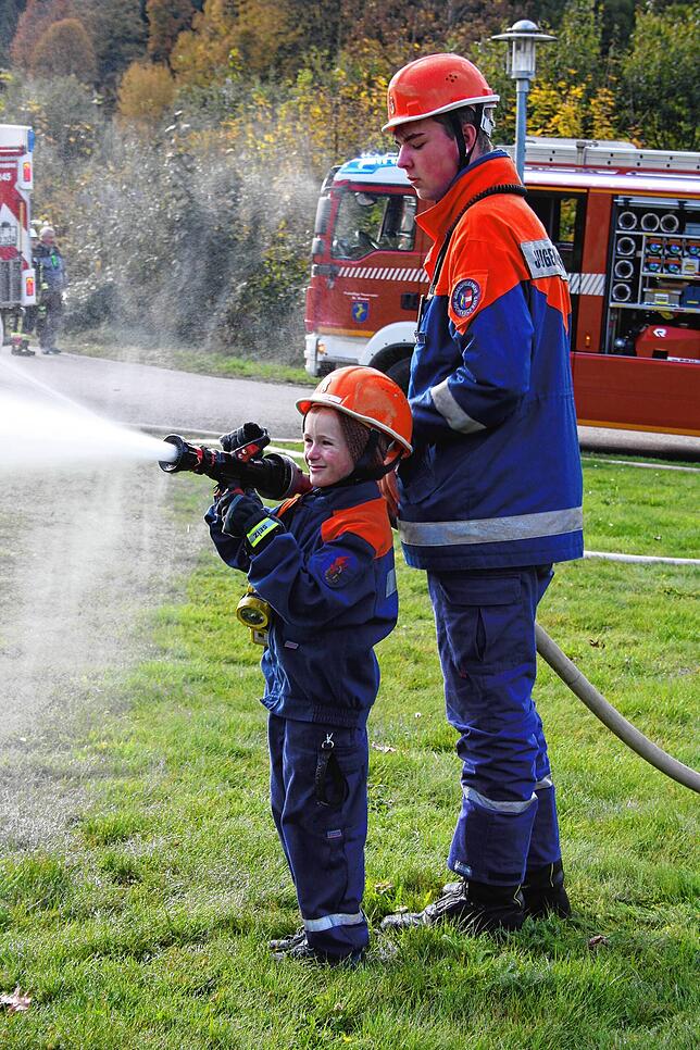 Wasser Marsch hies es bei der Abschlussübung der Jugenfeuerwehren. Auch die Jüngsten waren voll im Einsatz.