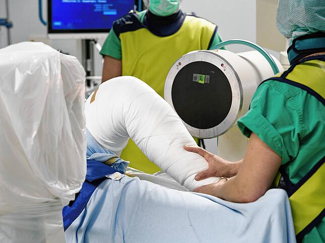 Um abschließen nachzusehen, dass alles am richtigen Ort sitzt, röntgen die Ärzte das operierte Knie.