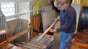 Orgelbaumeister Heinz Jäger inspiziert die Orgelpfeifen. Bilder: Christiane Sahli