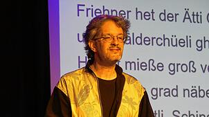 Tenor Jan-Martin Mächler gestaltet einen Teil des musikalisch-literarischen Abends in den Räumen der Stoll-Vita-Stiftung in Waldshut ...