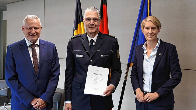 Staatssekretär Thomas Blenke, Polizeipräsident Jürgen von Massenbach-Bardt (Mitte) und Landespolizeipräsidentin Stefanie Hinz: Am Montag ...