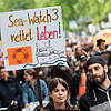 Teilnehmer einer Demonstration aus Solidarität mit der Kapitänin des deutschen Rettungsschiffes &ldquo;Sea-Watch 3&bdquo;, C. Rackete, ...