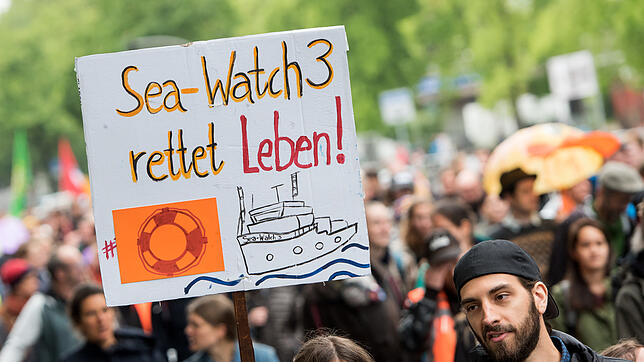 Teilnehmer einer Demonstration aus Solidarität mit der Kapitänin des deutschen Rettungsschiffes &ldquo;Sea-Watch 3&bdquo;, C. Rackete, ...
