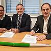 Stephan Santl und Andreas Vogt von der Baugenossenschaft Föfa Waldshut-Tiengen unterzeichnen mit Stadtwerke-Geschäftsführer Siegfried ...