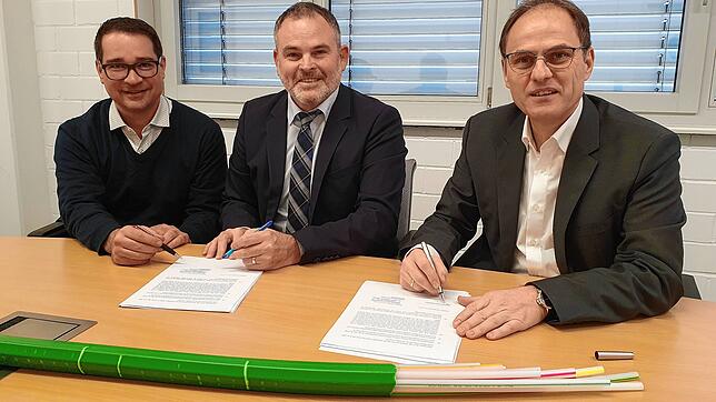 Stephan Santl und Andreas Vogt von der Baugenossenschaft Föfa Waldshut-Tiengen unterzeichnen mit Stadtwerke-Geschäftsführer Siegfried ...