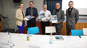 Der Abschlussbericht der Innenstadtberatung in Rheinfelden wird übergeben (von links): Victoria Arens, Michael Meier, Franz Sattler, ...