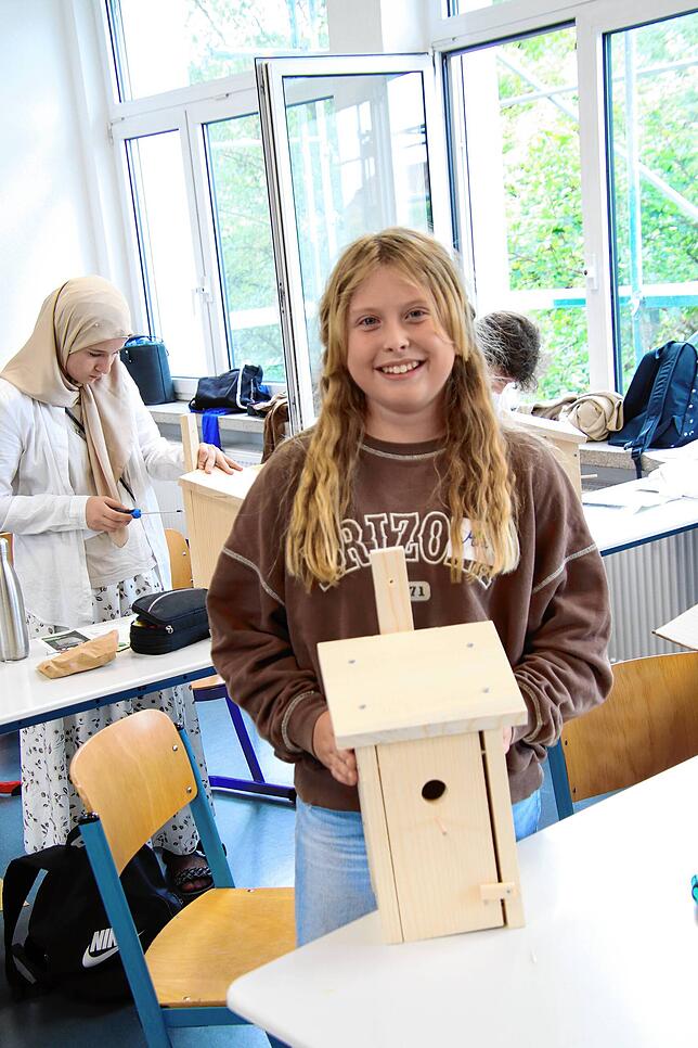 Mia Siegfried aus der 6b des Hochrhein-Gymnasiums Waldshut und ihr fertiger Nistkasten. Sie appelliert an Umweltbewusstsein: kurze ...