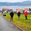 Vier der Anwohner, die gegen die Pläne für 79 Parkplätze am Königsweingarten sind (von links): Philip Ganter, Katrin Ganter, Veronika ...