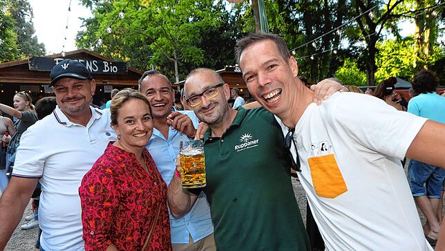 Bild 8: Konstanzer Seenachtfest 2022: Einheimische und Gäste feiern im Stadtgarten