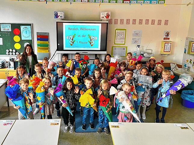 Die Schulanfänger der Klasse 1a an der Scheffelschule Rielasingen mit ihrer Klassenlehrerin Marie Schwaab bei ihrer Einschulungsfeier.