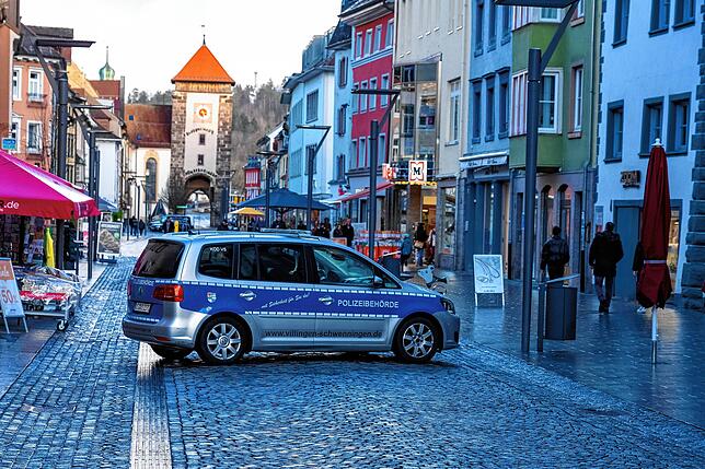 Das Ordnungsamt sperrt vor der Veranstaltung die Rietstraße ab.