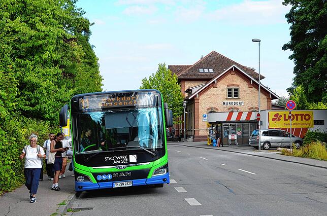 Werden gut angenommen in Markdorf: die Busse des Stadtverkehrs Friedrichshafen, hier an der Haltestelle am Bahnhof.