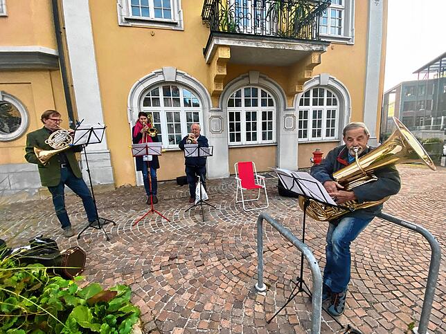 Der Donaueschinger Posaunenchor wird mit sieben Musiker Von einem Balkon in der Karlstraße zu hören sein.