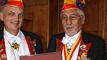 Für 50-jährige Mitgliedschaft überreichte Elferratspräsident Ralf Manati (links) eine Urkunde an Dieter Kelz.
